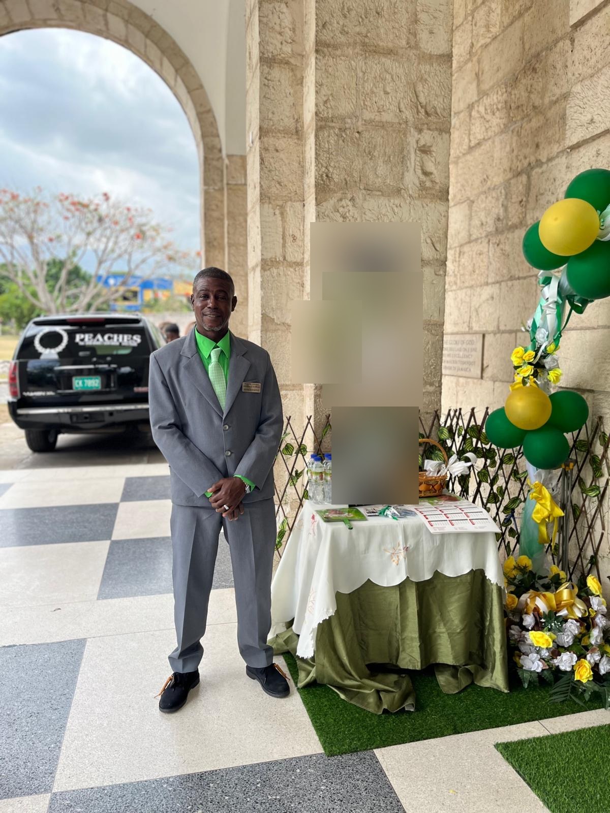 A green and yellow memory table