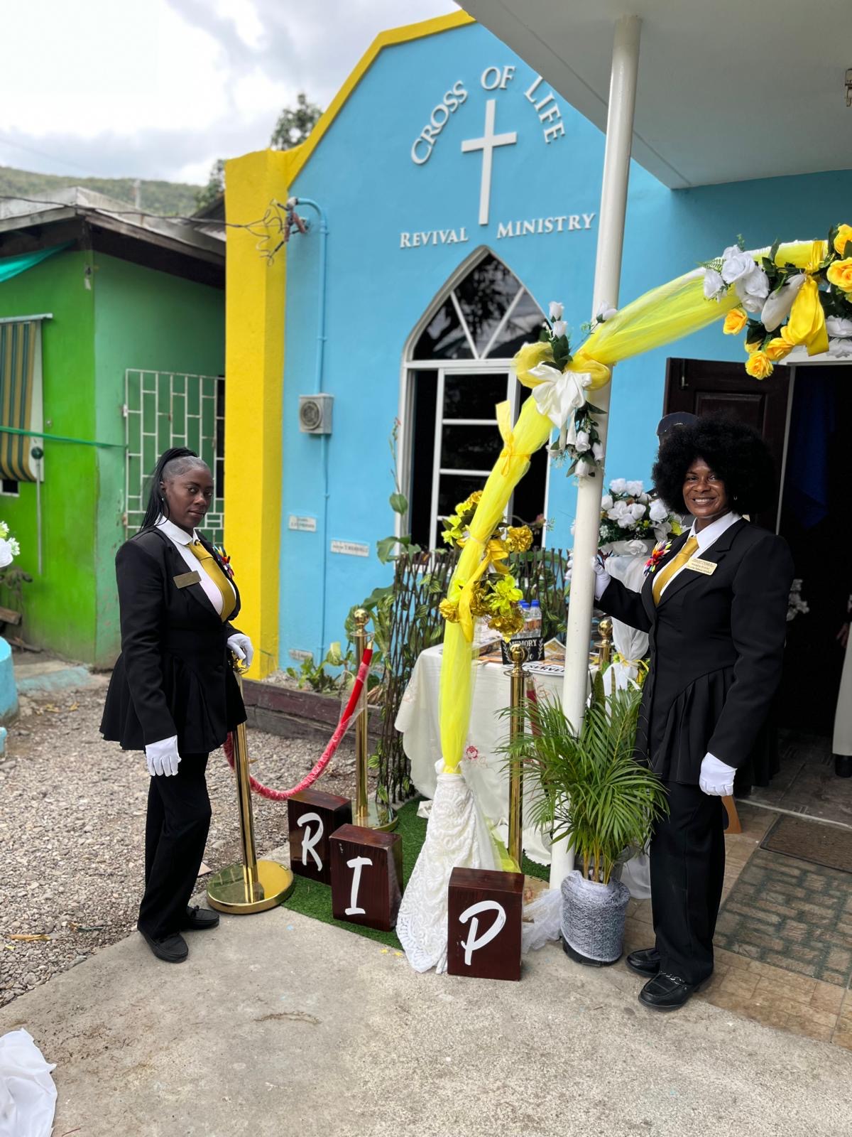 A yellow and white entrance arch